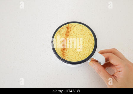 Kurkuma Latte, goldene Milch, Kurkuma Milch trinken gesunde hipster Stockfoto