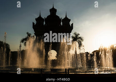 Silhouette von Patuxai, Sieg Tor, bei Sonnenuntergang in Vientiane, Laos Stockfoto