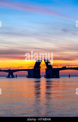 Zugbrücke Zugbrücke öffnen bei Sonnenuntergang. Bewegliche Brückenteil der Zeeland-Brücke Zeelandbrug längste Brücke in den Niederlanden. Stockfoto