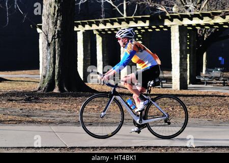 Ein einsamer Radfahrer in Olivenöl Park an einem Morgen Reise in Richtung Chicago's Navy Pier. Chicago, Illinois, USA. Stockfoto