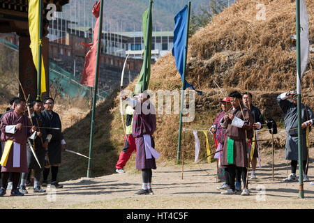 Bhutan Thimphu. Hauptstadt von Bhutan. Lokalen Bogenschießen Wettbewerb gespielt in traditioneller Kleidung. Beliebteste Sportart in Bhutan und der Nationalsport. Stockfoto