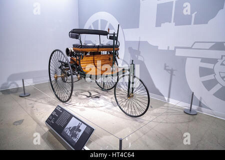 Los Angeles, CA, USA — 4. März 2017: Holz 1886 Benz Patent Motorwagen Replikat am Petersen Automotive Museum in Los Angeles, Kalifornien, Vereinigte St Stockfoto