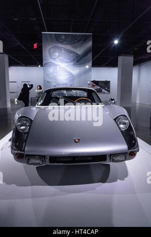 Los Angeles, CA, USA — 4. März 2017: Silber 1964 Porsche 904 Carrera GTS aus der Sammlung von Don und Carol Murray bei den Petersen Automotive Museu Stockfoto