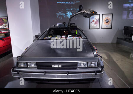 Los Angeles, CA, USA — 4. März 2017: Silber 1981 Delorean DMC-12 Zeitmaschine aus dem Film zurück in die Zukunft Höflichkeit Universal Studio in Hollywood ein Stockfoto