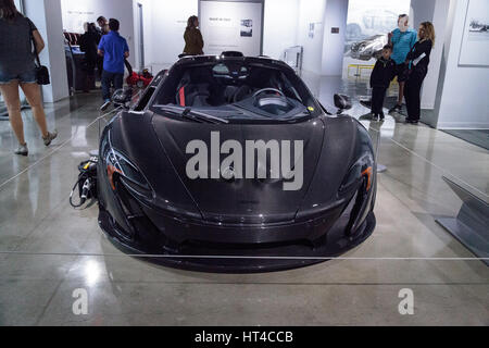 Los Angeles, CA, USA — 4. März 2017: dunkle Silber 2015 McLaren P1 um Petersen Automotive Museum in Los Angeles, Kalifornien, USA. Editori Stockfoto