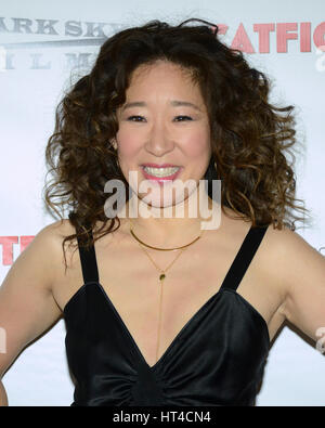 Sandra Oh besucht die Premiere des dunklen Himmel Filme "Catfight" bei Cinefamily am 2. März 2017 in Los Angeles, Kalifornien. Stockfoto