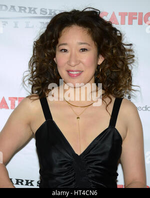 Sandra Oh besucht die Premiere des dunklen Himmel Filme "Catfight" bei Cinefamily am 2. März 2017 in Los Angeles, Kalifornien. Stockfoto