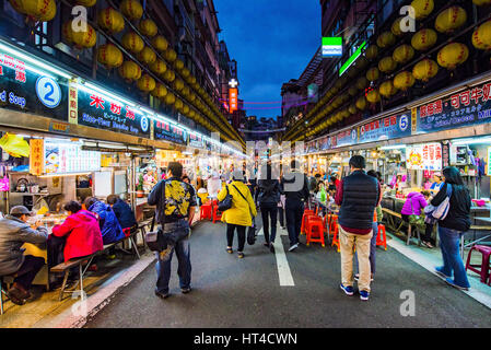 KEELUNG, TAIWAN - NOVEMBER 28: Das ist Keeelung Nachtmarkt einen berühmten Nachtmarkt, wo Menschen gehen in Keelung Stadt in der Nähe von Taipei am 28. November zu essen, Stockfoto