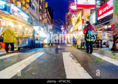 KEELUNG, TAIWAN - NOVEMBER 28: Dies ist der Eingang der Keeelung-Nachtmarkt berühmten Nachtmarkt in Keelung Stadt in der Nähe von Taipei am 28. November 2016 in Stockfoto