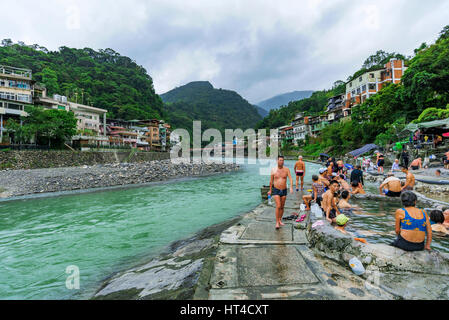 Taipeh, TAIWAN - NOVEMBER 29: Dies ist Wulai Hot Spring Dorf in Taipeh, wo Einheimische und Touristen kommen, um am 29. November in öffentlichen Bädern entspannen, Stockfoto