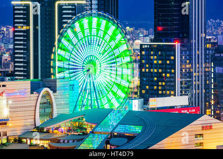 Taipeh, TAIWAN - 25 Dezember: Dies ist eine Nachtansicht des Miramar Entertainment-Park ist ein Einkaufszentrum und Wahrzeichen am 25. Dezember 2016 in Taipeh Stockfoto