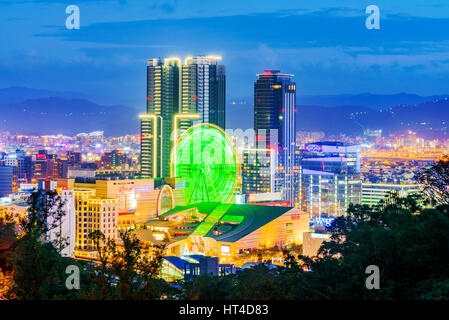 Taipeh, TAIWAN - 25 Dezember: Dies ist eine Nachtansicht des Miramar Unterhaltung Park aufgenommen vom Jiannan Berg am 25. Dezember 2016 in Taipei Stockfoto