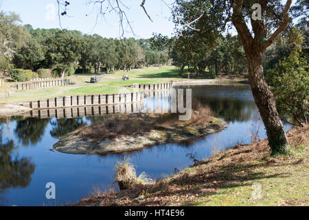 Der 18-Loch Par 72 Golfplatz von Seignosse (Landes - Frankreich). Hügelig und mit See und Teich gefahren gebaut, es windet sich durch den Pinienwald. Stockfoto