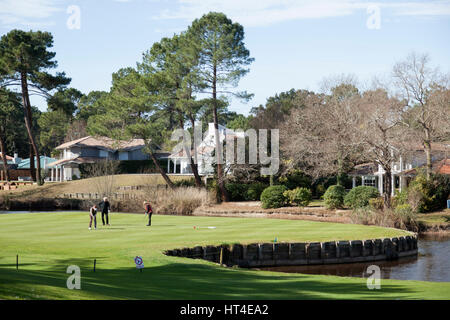 Der 18-Loch Par 72 Golfplatz von Seignosse (Landes - Frankreich). Hügelig und mit See und Teich gefahren gebaut, es windet sich durch den Pinienwald. Stockfoto