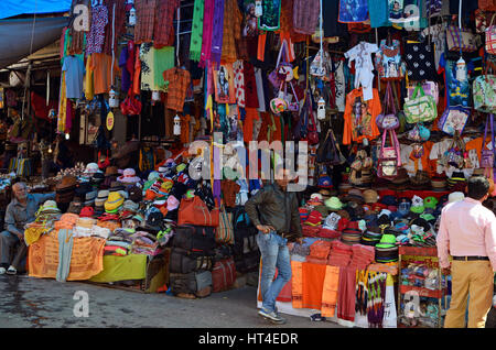 Lokalen Markt in Indien: Anbieter, Verkauf von Kleidung Stockfoto