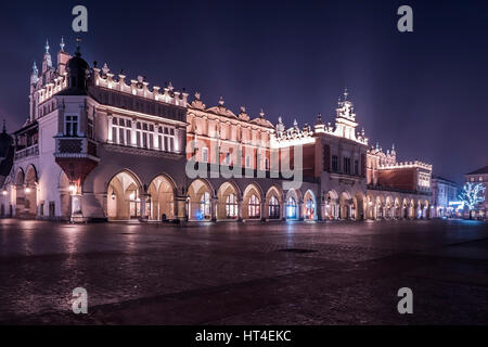 Krakauer Tuchhallen (Sukiennice) in der Nacht Stockfoto