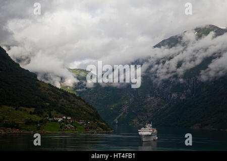 Die spektakuläre Bereiche der Fjorde in Norwegen bietet Aktivitäten wie Wandern, Gletscher, Wandern, Angeln und Radfahren. Stockfoto