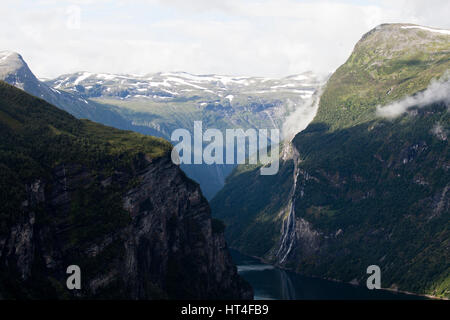 Die spektakuläre Bereiche der Fjorde in Norwegen bietet Aktivitäten wie Wandern, Gletscher, Wandern, Angeln und Radfahren. Stockfoto