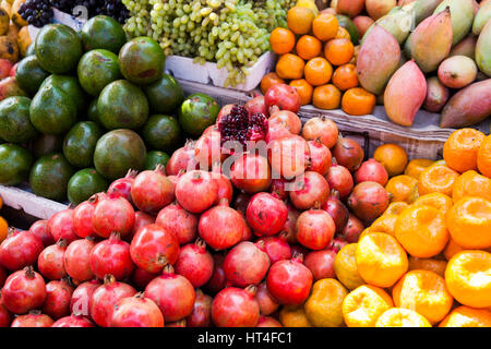 Obststand auf dem Mapusa Markt in Nord-Goa, Indien. Menschen aus der Umgebung kommen nach Mapusa, ihre waren zu verkaufen. Im Gegensatz zu anderen touristischen orientierte Stockfoto