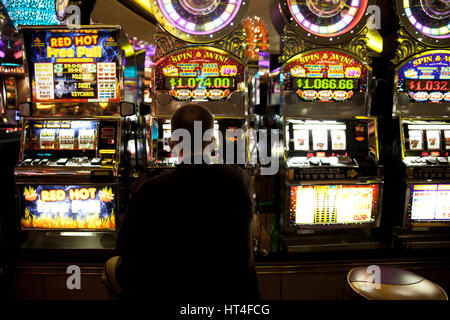 Mann an der Spielautomat im Inneren der Kreuzfahrt Norwegen spielt. Kreuzfahrt Norwegen ist ein Unternehmen, das bietet atemberaubende Kreuzfahrten Norwegische Fjorde und Gree Stockfoto