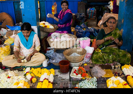 Frauen verkaufen Blumen auf dem Mapusa Markt in Nord-Goa, Indien. Menschen aus der Umgebung kommen nach Mapusa, ihre waren zu verkaufen. Im Gegensatz zu anderen touristischen-o Stockfoto