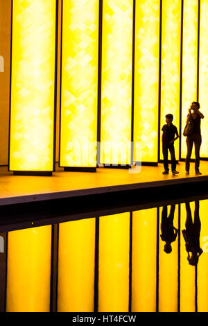 Besucher, die gerade "Inside the Horizon", das ist eine permanente Lichtinstallation des dänisch-isländischen Künstlers Olafur Eliasson in der Louis Vuitton Fou Stockfoto