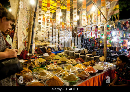 Frau verkaufen verschiedene Arten von Gewürzen am Samstag Nachtmarkt in Arpora, Indien. Der Markt ist geöffnet jeden Samstag während der touristischen Saison. Die Stockfoto