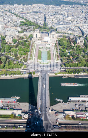 Trocadero und La Defense gesehen aus dem zweiten Stock des Eiffelturms in Paris, Frankreich. Stockfoto