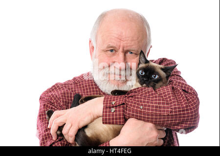 Kopfschuss von fröhlich und ruhig schöner kahl und bärtigen älteren Mann mit Siamkatze, isoliert auf weißem Hintergrund Stockfoto