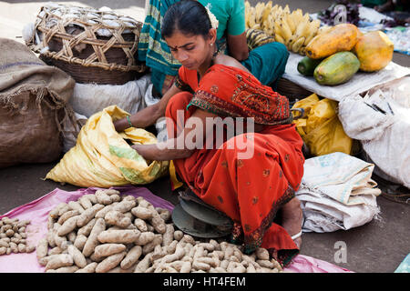 Frau, Verkauf von waren auf dem Mapusa Markt in Nord-Goa, Indien. Menschen aus der Umgebung kommen nach Mapusa, ihre waren zu verkaufen. Im Gegensatz zu anderen touristischen-ori Stockfoto