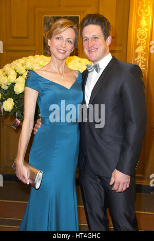 Jährliche SemperOpernball an der Semperoper Dresden mit: Matthias Steiner, Ehefrau Inge Steiner wo: Dresden, Deutschland bei: 3. Februar 2017 Stockfoto