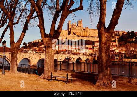 ein Blick auf die Pont Vieux-Brücke über den Fluss Orb in Beziers, Frankreich, mit der Altstadt auf der rechten Seite, Hervorhebung der Kathedrale von Saint-Nazaire Stockfoto