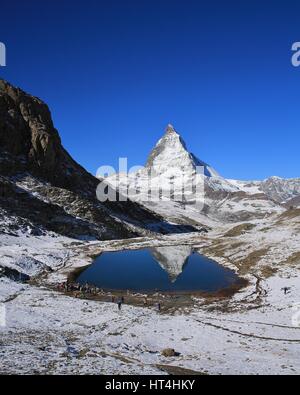 Matterhorn Spiegelung im See Riffelsee. Herbsttag in den Schweizer Alpen. Stockfoto