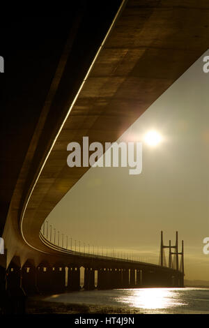 Am frühen Morgen leuchtet die zweite Severn Crossing, Vereinigtes Königreich Stockfoto