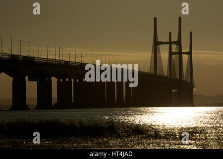 Am frühen Morgen leuchtet die zweite Severn Crossing, Vereinigtes Königreich Stockfoto