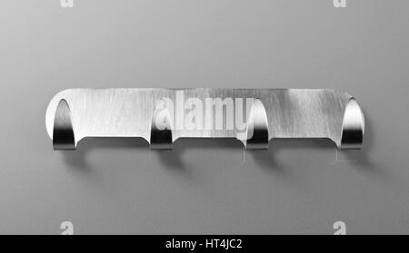 Selbstklebende Metallhaken auf grauem Hintergrund. Handtuchhaken Stockfoto