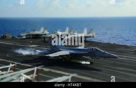 Ein Kampfflugzeug der US Navy F/A-18E Super Hornet bereitet, von dem Flugdeck an Bord der USN Nimitz-Klasse-Flugzeugträger USS George H.W. Bush 23. Februar 2017 im Mittelmeer starten. Stockfoto