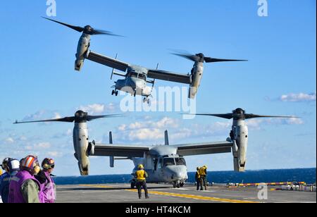 Ein US-Marine Corps MV-22 Osprey Flugzeug startet aus dem Flugdeck auf dem USN Wasp-Klasse amphibischer Angriff Schiff USS Iwo Jima 16. Februar 2017 im Atlantischen Ozean. Stockfoto