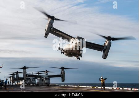 Ein US-Marine Corps MV-22 Osprey Flugzeug startet aus dem Flugdeck auf dem USN Wasp-Klasse amphibischer Angriff Schiff USS Bataan 27. Januar 2017 im Atlantischen Ozean. Stockfoto