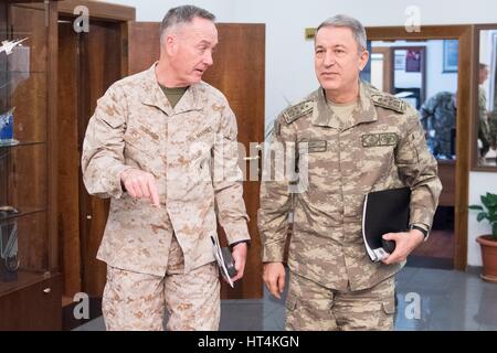 US Joint Chiefs Of Staff Vorsitzender Joseph Dunford trifft mit türkischen Chef des Generalstabs Hulusi Akar 17. Februar 2017 in der Türkei. Stockfoto