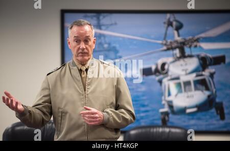 US Joint Chiefs Of Staff Vorsitzender Joseph Dunford spricht zum Marine Corps War College-Studenten im Pentagon 22. Februar 2017 in Washington, DC. Stockfoto