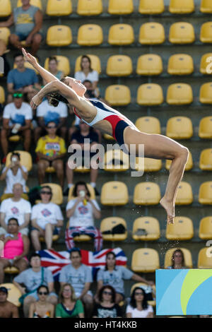 Katrina Young (USA) im Wettbewerb der Frauen 10 m Plattform Tauchen vorläufig bei den Olympischen Sommerspielen 2016. © Paul J. Sutton/PCN-Fotografie. Stockfoto