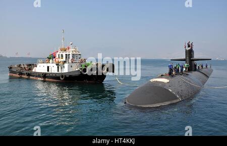 Ein Schlepper Boot Führer der USN Los-Angeles-Klasse schnell-Angriff u-Boot USS Houston in den Hafen für einen Hafen besuchen 26. Februar 2010 in Subic Bay, Philippinen. Stockfoto