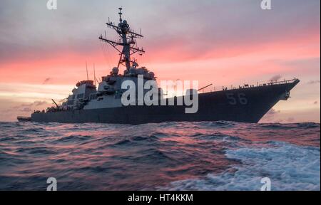 Die USN Arleigh Burke-Klasse geführt-Zerstörer USS John S. McCain sitzt in den Gewässern des Südchinesischen Meer bei Sonnenuntergang 22. Januar 2017 im Pazifischen Ozean. Stockfoto