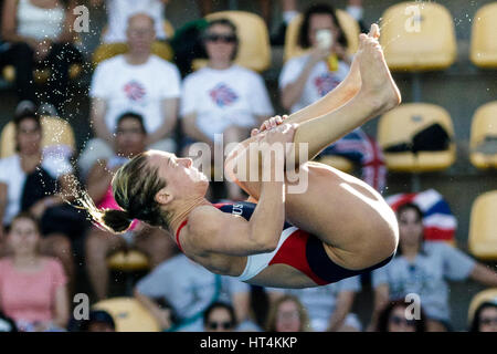 Katrina Young (USA) im Wettbewerb der Frauen 10 m Plattform Tauchen vorläufig bei den Olympischen Sommerspielen 2016. © Paul J. Sutton/PCN-Fotografie. Stockfoto