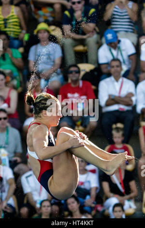 Katrina Young (USA) im Wettbewerb der Frauen 10 m Plattform Tauchen vorläufig bei den Olympischen Sommerspielen 2016. © Paul J. Sutton/PCN-Fotografie. Stockfoto