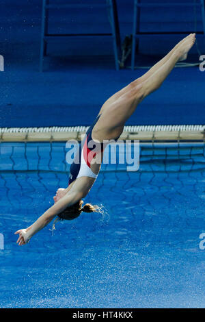 Katrina Young (USA) im Wettbewerb der Frauen 10 m Plattform Tauchen vorläufig bei den Olympischen Sommerspielen 2016. © Paul J. Sutton/PCN-Fotografie. Stockfoto