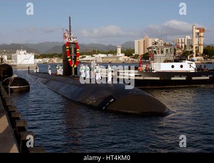 US-Segler stehen auf der Oberfläche an Bord der USN Los-Angeles-Klasse schnell-Angriff u-Boot USS Pasadena, wie es zu Pearl Harbor Naval Station 4. Dezember 2009 in Pearl Harbor, Hawaii zurück. Stockfoto