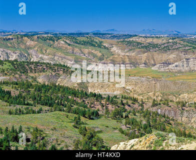 Missouri River Breaks in der Nähe von Winifred, Montana, mit der Bearpaw-Berge in der Ferne Stockfoto