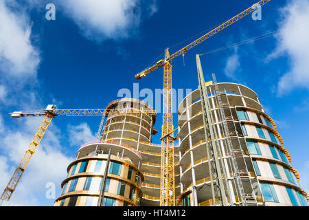 Axel Türmen an Vesterbrogade im Bau in Kopenhagen, Dänemark mit tiefblauem Himmel und einige Krane. Stockfoto